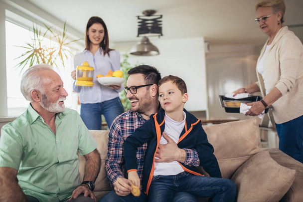 Portrét tří generací rodiny trávit čas spolu doma. - Fotografie, Obrázek