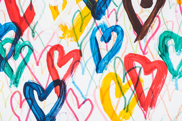 художній фон барвистих пофарбованих сердець на білому тлі
 - Фото, зображення