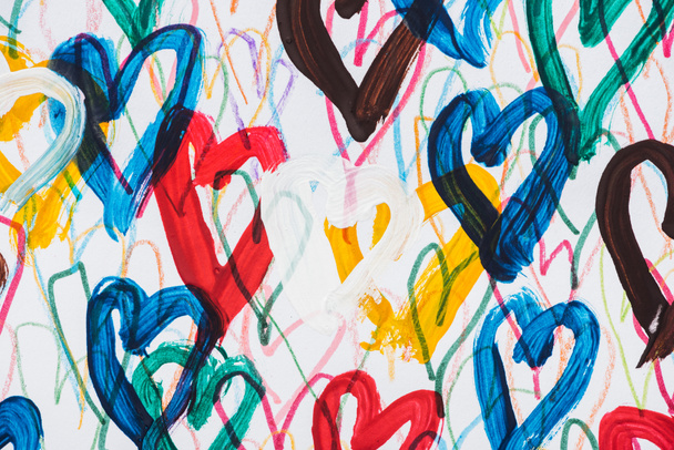 фон абстрактних барвистих пофарбованих сердець на білому тлі
 - Фото, зображення
