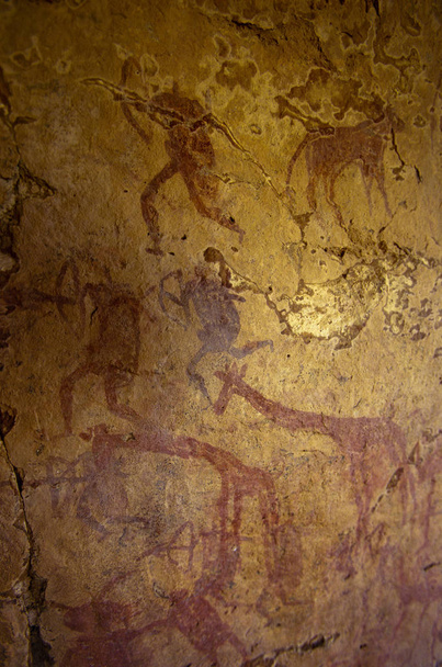 アルジェリア、サハラ砂漠の動物の Wilaya タマンラ セット、Hoggar 山、古代の岩絵 - 写真・画像