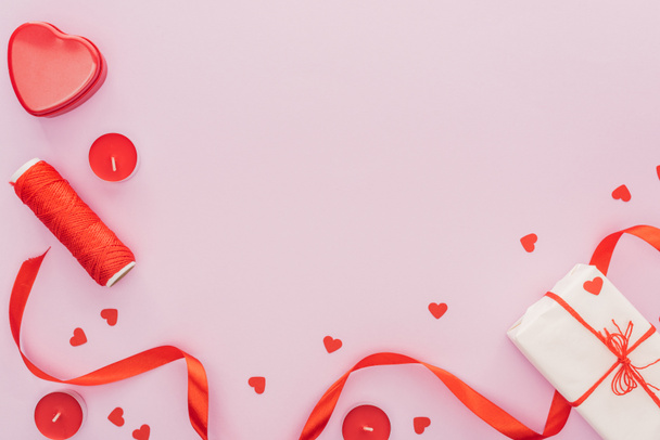 верхний вид бумаги сердца и валентинки украшения изолированы на розовый с копировальным пространством, День святого Валентина концепции
 - Фото, изображение