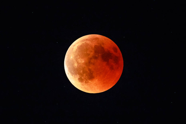 Mondfinsternis bei Vollmond und Supermond bei Nacht. totale Mondfinsternis, bei der der Mond rot wird, weil der Mars näher am Planeten ist. astronomischer Hintergrund. - Foto, Bild