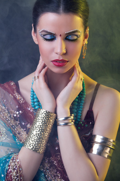 Краса портрет молодої індійської жінки в традиційному одязі
 - Фото, зображення