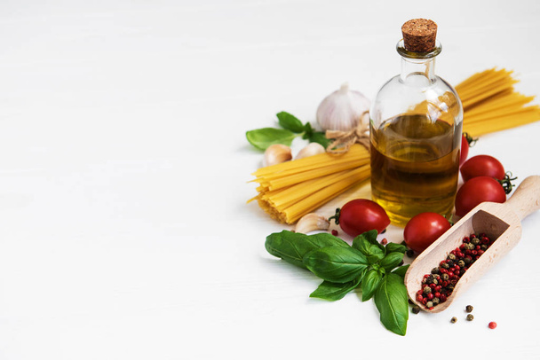 イタリア食材、オリーブ オイル、スパイス、パスタ、トマト白木製テーブルの上 - 写真・画像
