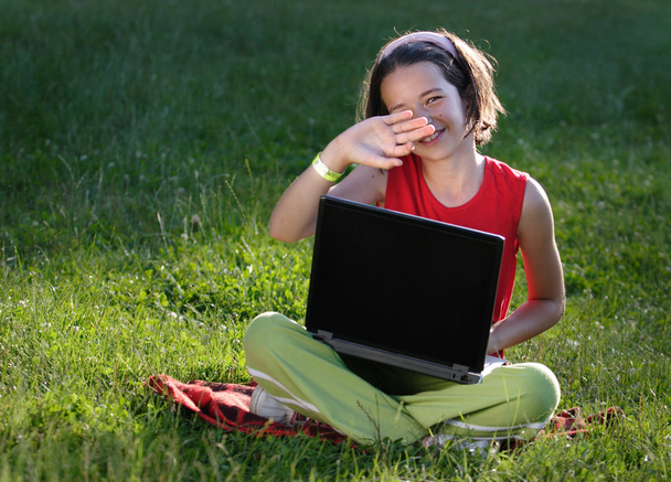 jong meisje met laptop buiten - Foto, afbeelding