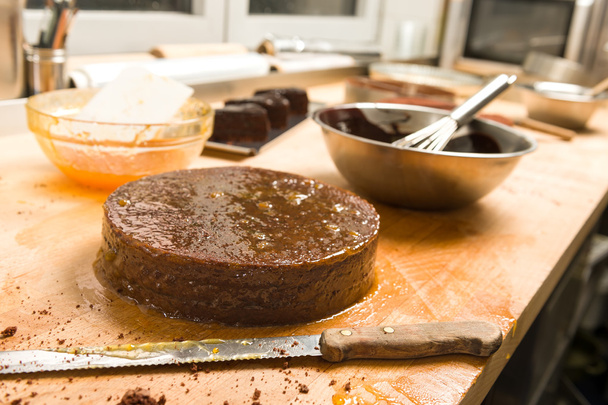Chocolate cake with jam in the kitchen - Zdjęcie, obraz