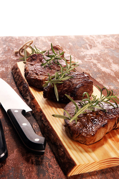 焼きリブアイ ステーキ。ブラックアンガス特選肉ステーキ マチェーテ、サーロイン、ロース、フィレ肉のテンダーロイン - 写真・画像
