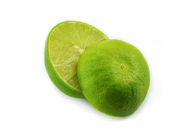 Fatia de limão isolada / Limas verdes frescas fatia meio limão no fundo branco
 - Foto, Imagem