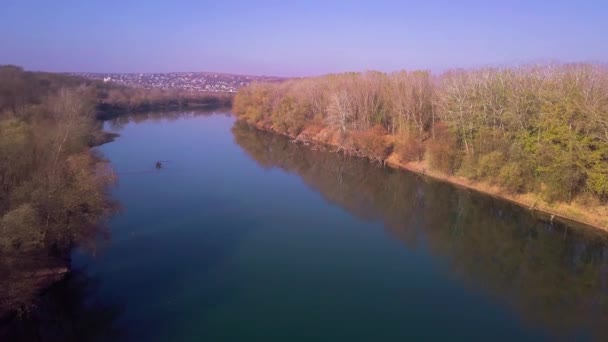 Powolne drone lot niebieski rzekę i gruntów rolnych. Dniestru, Republika Mołdawii. Widok z lotu ptaka 4 k - Materiał filmowy, wideo