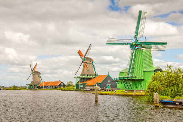 Hollanda 'da yel değirmenleriyle manzara - Fotoğraf, Görsel