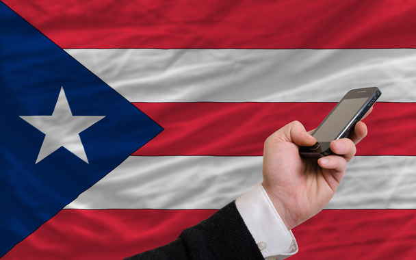 Handy vor Nationalflagge von Puertorico - Foto, Bild