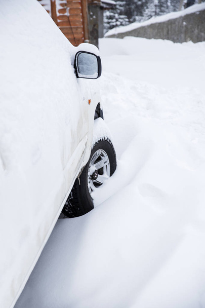 Auto ghiacciata coperta di neve in inverno
 - Foto, immagini