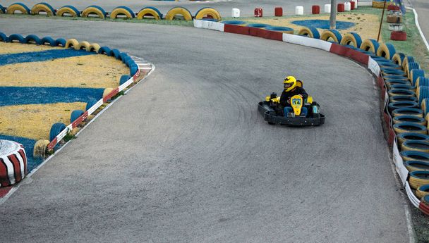Lasten kart racing tai karting moottoriurheilun road racing
 - Valokuva, kuva