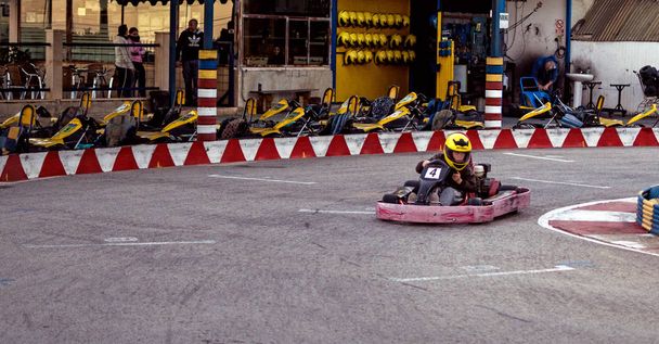 Niños kart racing o karting de automovilismo road racing
 - Foto, Imagen