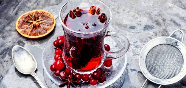 Vörös áfonya tea egy üveg csésze. Téli meleg tea - Fotó, kép