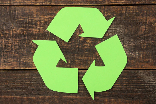 Cartel de reciclaje en una mesa de madera marrón. vista desde arriba. concepto ecológico
 - Foto, Imagen