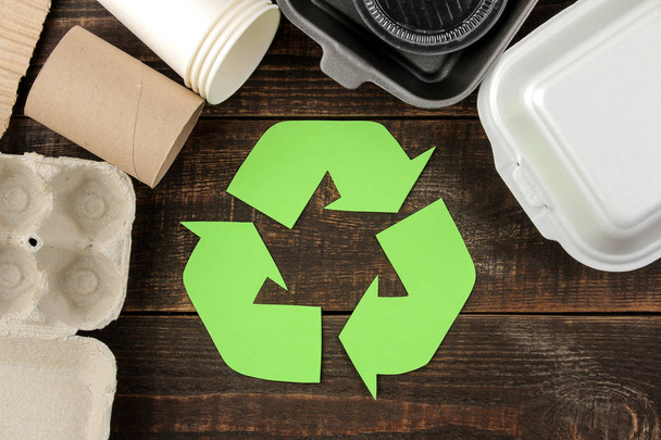 Eco-symboli. kierrätys. Eco käsite ruskea puinen pöytä. jätteiden kierrätys. ylhäältä
. - Valokuva, kuva