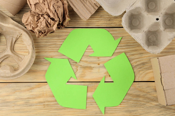 Eco symbol. recyklingu. Eco koncepcja na naturalnym drewnianym stole. Recykling odpadów. od góry. - Zdjęcie, obraz