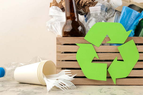 Eco-symbool en de Prullenbak in het vak. recycling. thematische strategie inzake afvalrecycling. op een lichte achtergrond - Foto, afbeelding