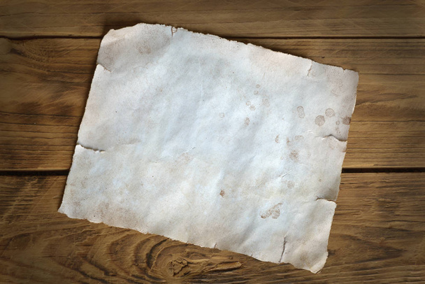 Hoja vieja de papel sobre madera
 - Foto, Imagen