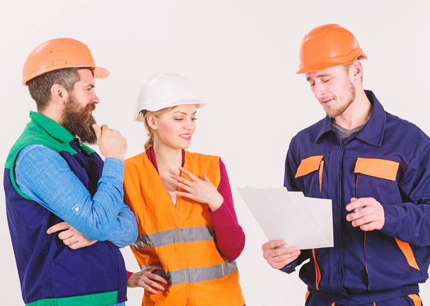 Teamwork concept. Builder and engineer speaking about work, - Foto, afbeelding
