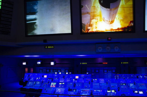 Stazione di comando per il lancio di missili. Centro di controllo missioni spaziali della NASA. Centro Spaziale John F. Kennedy. Postazioni di lavoro per monitorare il corretto funzionamento del veicolo spaziale. Conto alla rovescia e schermi collegati al pad di lancio. Florida, Stati Uniti
 - Foto, immagini