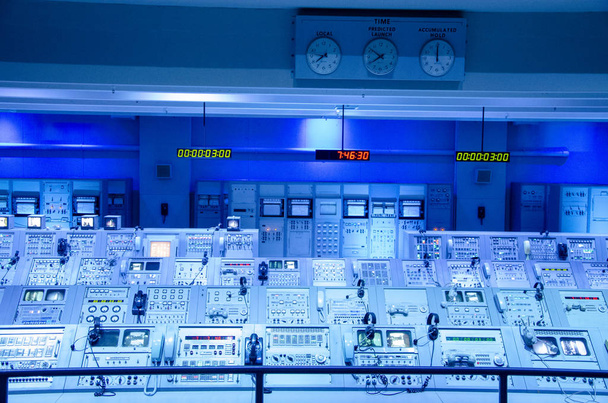 Командный пункт для запуска ракет. Центр управления космическими миссиями НАСА. Космический центр имени Джона Кеннеди. Рабочие места для контроля надлежащего функционирования космического аппарата. Обратный отсчет и экраны, подключенные к стартовой площадке. Флорида, США
 - Фото, изображение