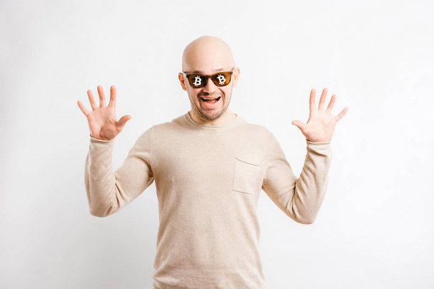 bald man in sunglasses showing hands up - Foto, afbeelding