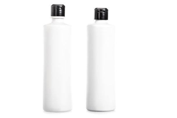 Plan studio de bouteilles de shampooing isolées sur blanc
 - Photo, image