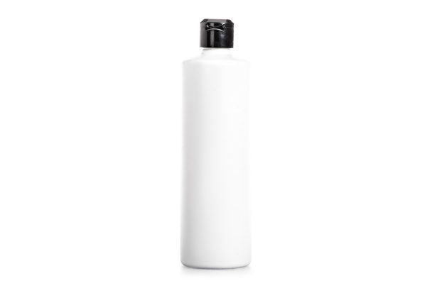 Studio shot de bouteille de shampooing avec capuchon noir isolé sur blanc
 - Photo, image