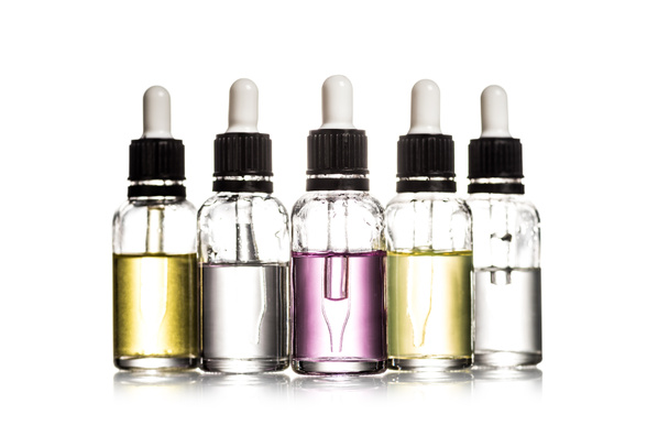 Studio záběr kosmetických lahví s barevnými tekutinami izolované na bílém - Fotografie, Obrázek