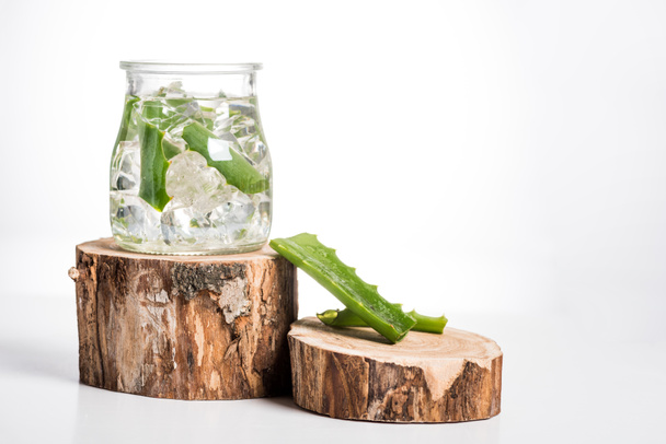 Studioaufnahme eines Glasgefäßes mit Eiswürfeln und Aloe Vera Blättern - Foto, Bild