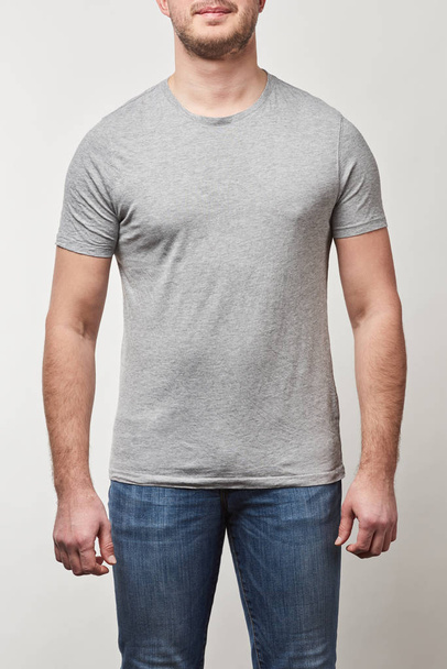 vista parziale dell'uomo in denim e t-shirt con spazio copia isolato su grigio
 - Foto, immagini