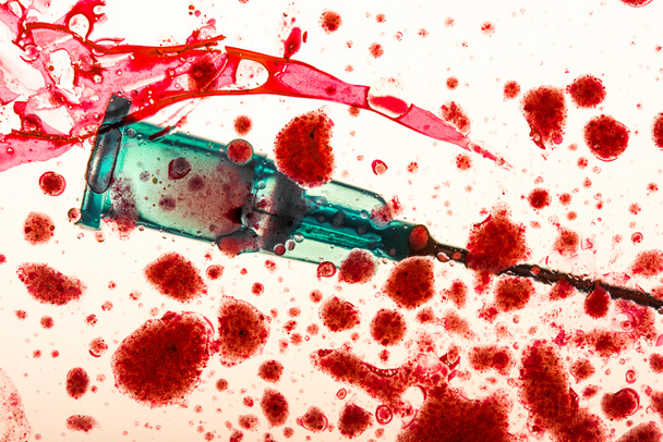 Acercamiento de la aguja médica y la sangre
 - Foto, Imagen