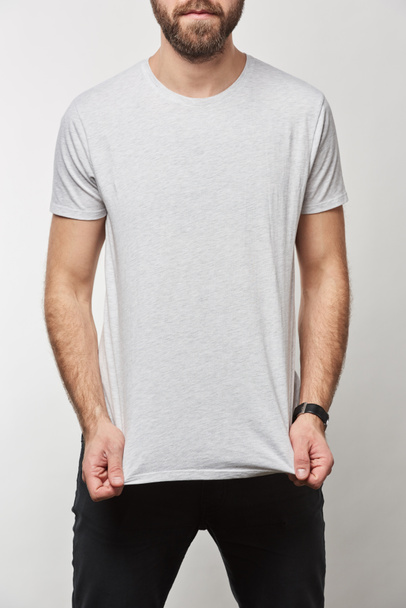 vue partielle de l'homme barbu en t-shirt blanc avec espace de copie isolé sur gris
 - Photo, image