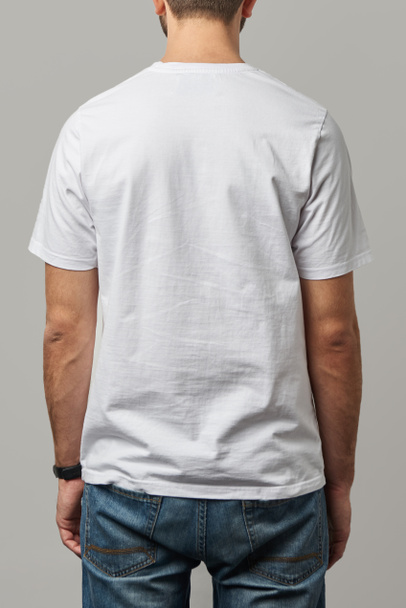 vista trasera del hombre en camiseta blanca con espacio de copia aislado en gris
 - Foto, imagen