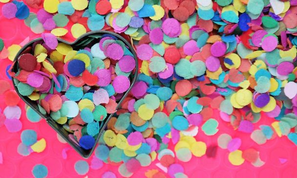 juhlava karnevaali konsepti värikkäitä konfetteja ja sydämen muoto. Puolueen tausta ja tekstitila
 - Valokuva, kuva