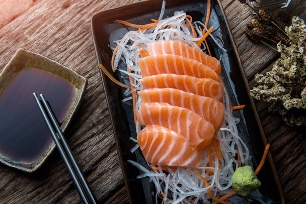 Salmão sashimi fresco e cru fatia de peixe de salmão pronto para servir em estilo de comida japonesa
. - Foto, Imagem
