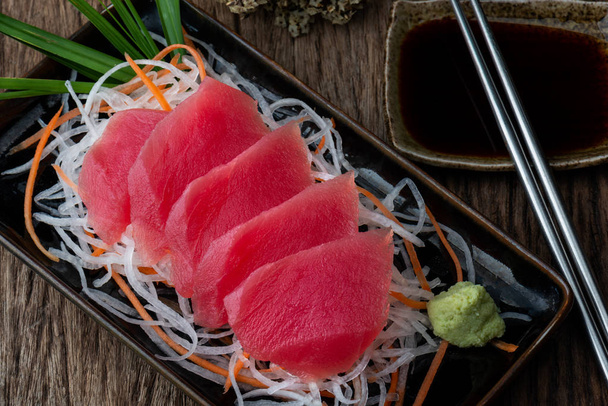 Tuna sashimi голубой плавник тунца ломтик японский стиль служить
. - Фото, изображение