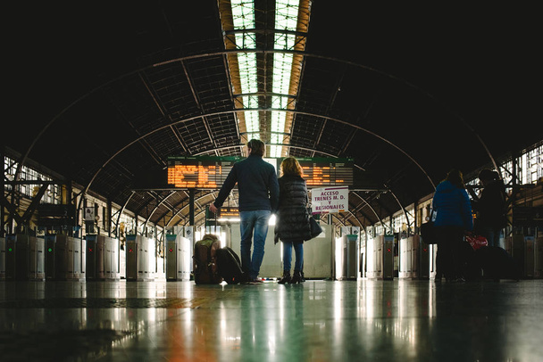 Valencia, España - 20 de enero de 2019: Pasajeros en la estación de tren esperando con su equipaje durante las vacaciones
. - Foto, imagen