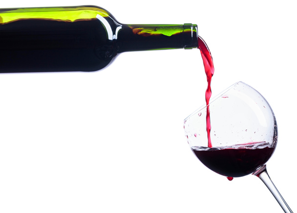  Despejando vinho tinto de garrafa para vidro isolado em um fundo branco
. - Foto, Imagem