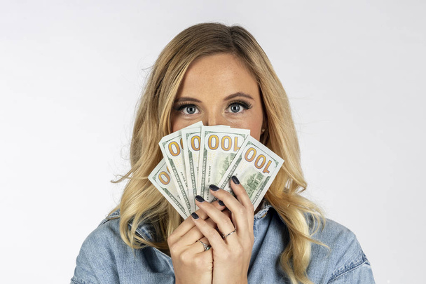 Un magnifique modèle blond posant avec la monnaie des États-Unis - Photo, image