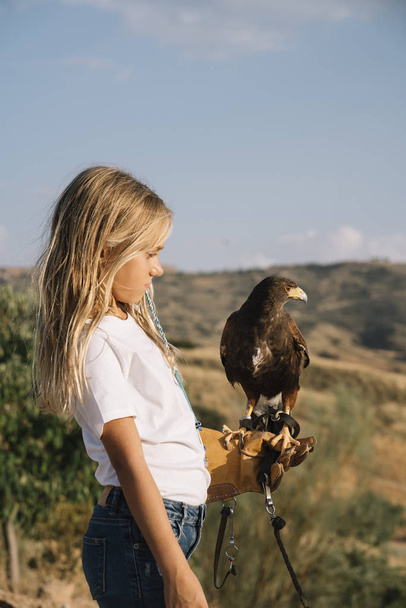 Menina com o pássaro rapaz em sua mão
 - Foto, Imagem