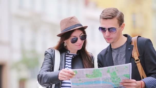 Ζευγάρι χαρούμενος τουριστικά ταξιδεύουν για διακοπές στην Ευρώπη χαμογελώντας ευτυχισμένη. Καυκάσιος ζευγάρι. - Πλάνα, βίντεο