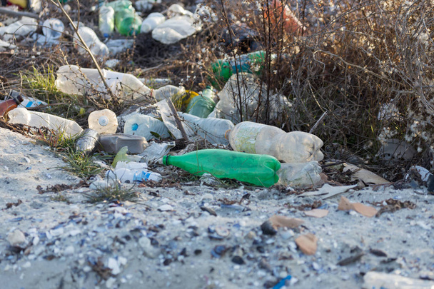 Rozlité odpadků na pláži velkého města. Empty používají špinavé plastových lahví. Špinavé moře, písčité pobřeží Černého moře. Znečištění životního prostředí. Ekologický problém - Fotografie, Obrázek