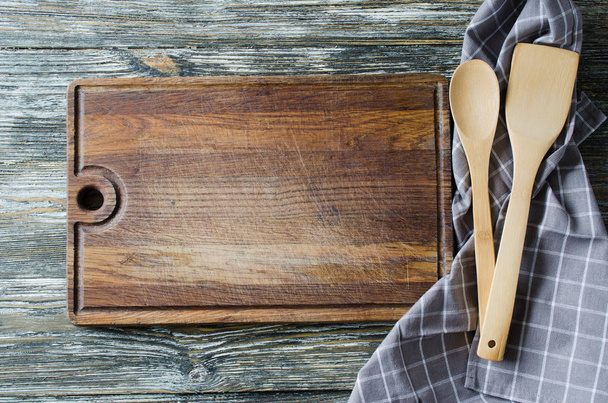 Rustik mutfak ile mutfak arka plan: ahşap ya da bambu çatal bıçak takımı, vintage kesme tahtası ve havlu vintage ahşap arka plan karşı. Rustik tarzı. Ev mutfak dekor. Yukarıdan görüntülemek. - Fotoğraf, Görsel