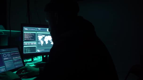 Hackers breken server met behulp van meerdere computers en geïnfecteerd virus ransomware. Cybercriminaliteit, informatietechnologie, phishing-postconcept. - Video