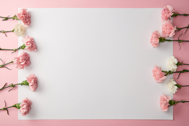 ylhäältä kaunis vaaleanpunainen ja valkoinen kukkia ja tyhjä kortti vaaleanpunainen tausta
 - Valokuva, kuva