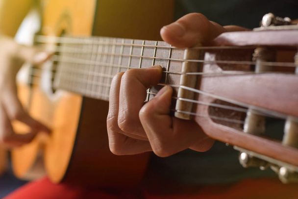 gitara akustyczna gracze dłoń - Zdjęcie, obraz
