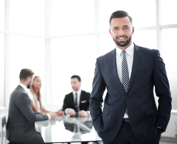 young businessman standing in a bright office - Foto, Imagen